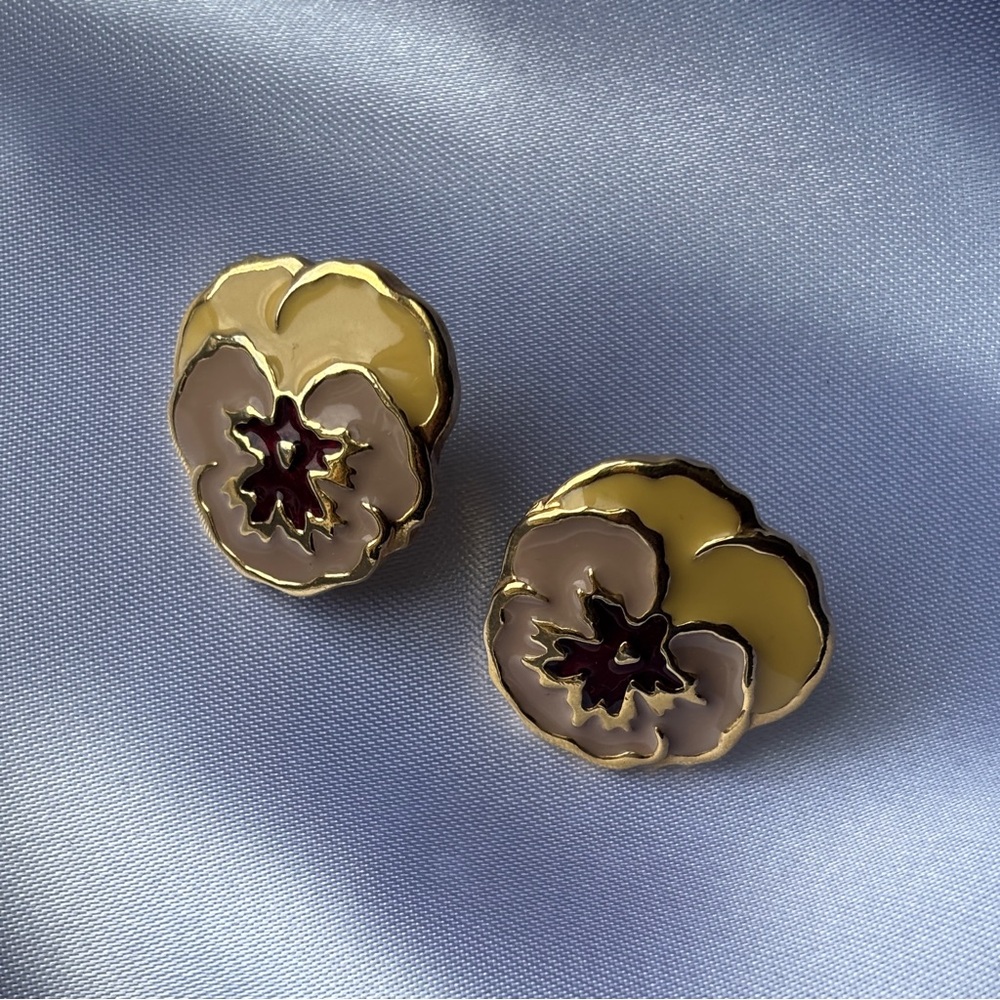 Vintage Avon 1990s “Full Bloom” Pansy Flower Gold Tone Enamel Earrings - Picture 5 of 11